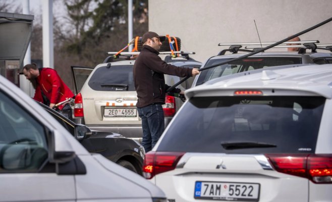 Автозаправки в Чехии начали постепенно снижать наценки на топливо