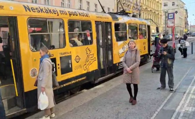 Шокирующая кампания в Праге: после гибели школьницы транспортники нарисовали на трамваях счет «0:1»