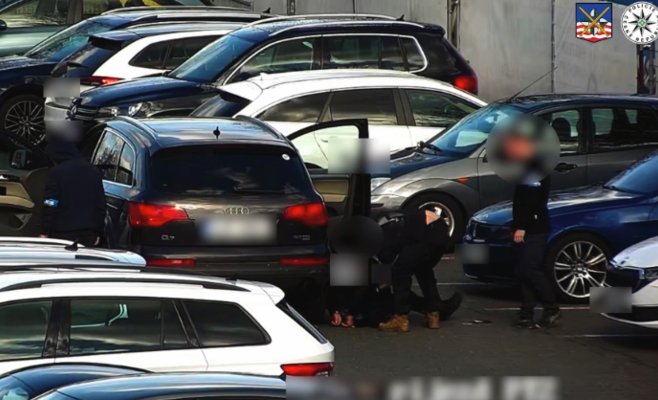 Служебный пес нашел в машине более 200 граммов первитина: задержание дилера в Карловых Варах попало на видео