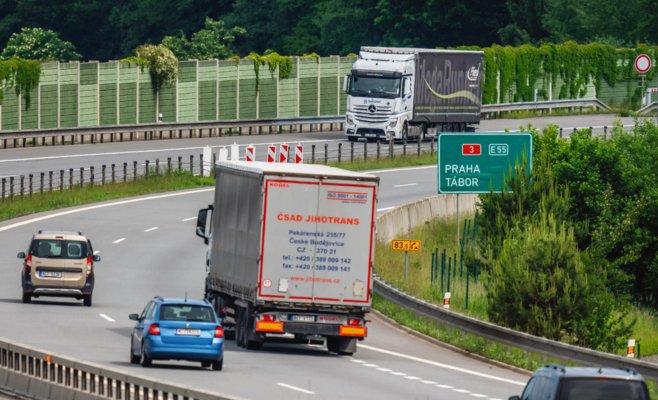 Снизить скорость, меньше летать и работать из дома: МЭА выпустило рекомендации на случай энергетического кризиса