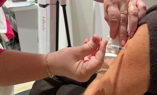 Спор о прививках в аптеках: врачи разошлись во мнениях с руководством своей палаты