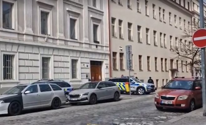 15-летняя школьница выпала из окна третьего этажа школы в пражском районе Винограды