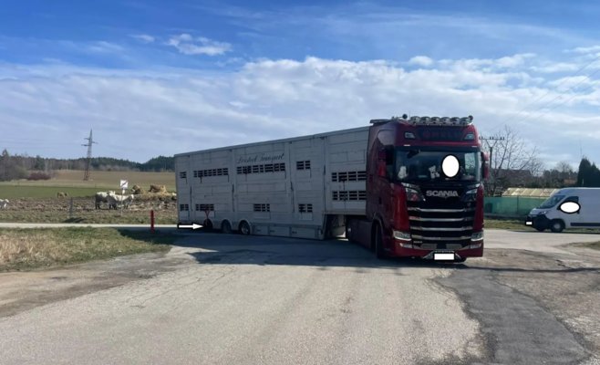 Поездка без колеса: фура в плачевном состоянии шокировала полицию на юге Чехии
