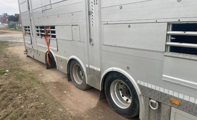 Поездка без колеса: фура в плачевном состоянии шокировала полицию на юге Чехии