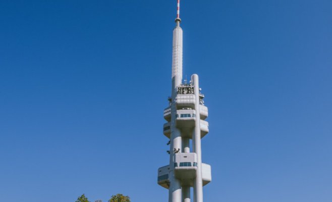 Пожарная тревога на Жижковской телебашне: спасатели эвакуировали сотню человек