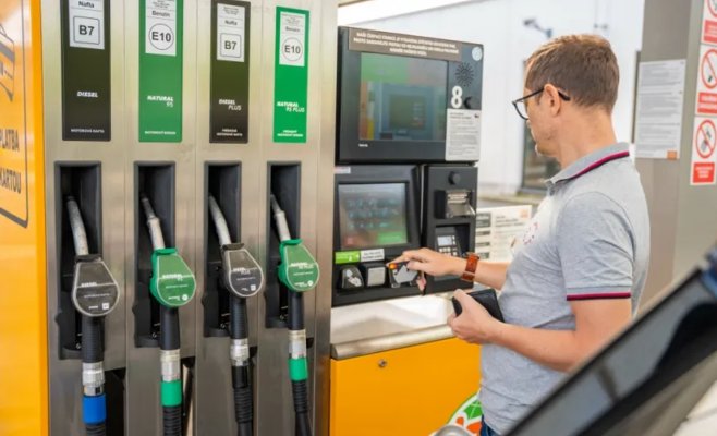 Бензин — самый дорогой за два года, дизель пробил отметку в 44 кроны. Цены на топливо продолжают расти