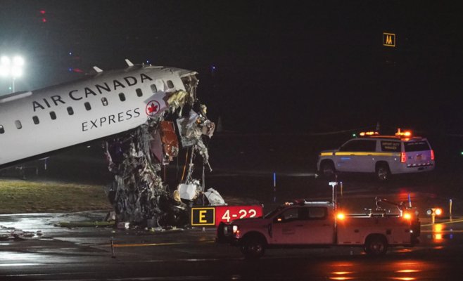 Пассажирский самолет столкнулся с пожарной машиной после посадки в Нью-Йорке