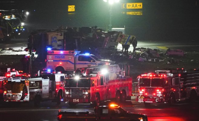 Пассажирский самолет столкнулся с пожарной машиной после посадки в Нью-Йорке