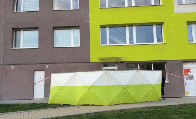 На улице в Кладно обнаружили тело женщины: вероятно, она выпала из окна