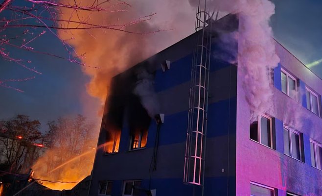 Полиция задержала подозреваемых в поджоге завода в Пардубице: среди них иностранцы и гражданин Чехии