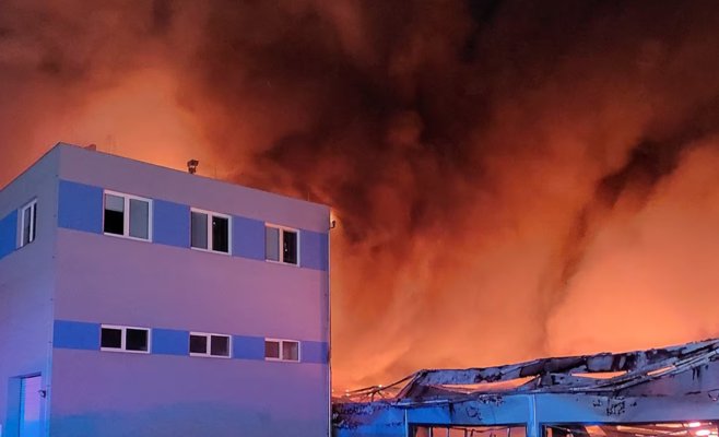 Полиция задержала подозреваемых в поджоге завода в Пардубице: среди них иностранцы и гражданин Чехии