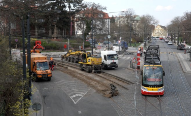 Туристы идут пешком, а водители игнорируют запреты: у Пражского Града началась реконструкция трамвайных путей