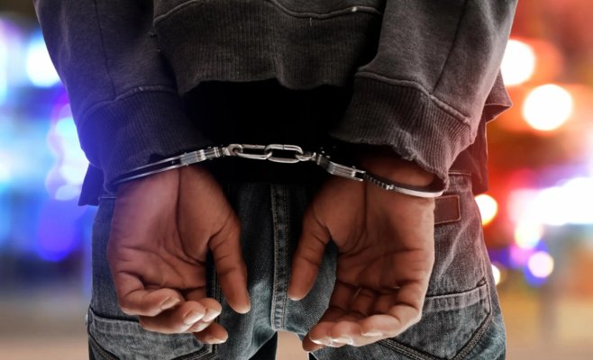 Бил соседа по комнате пепельницей по голове, а затем ударил ножом в живот: кровавая ссора в Шушице