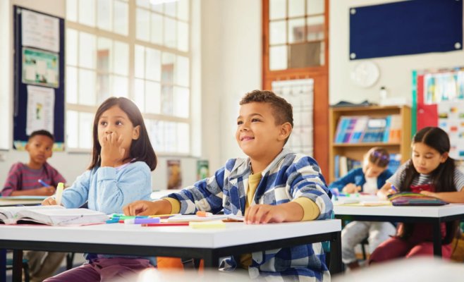 Государство не перевело школам обещанные деньги: помощь уязвимым детям теперь оплачивают муниципалитеты