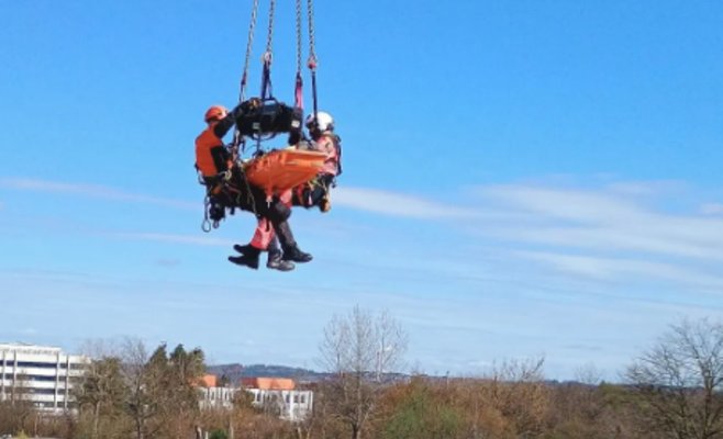 Сложная спасательная операция в Ческе-Будеёвице: тяжело раненого рабочего эвакуировали со стройки на подъемном кране