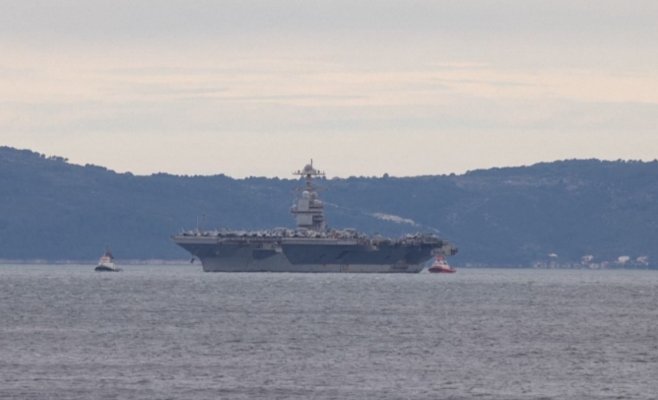 Самый большой в мире авианосец прибыл в Хорватию