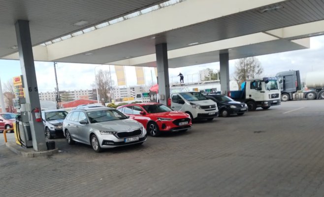 «Я уже ничего не жду»: чешские водители не верят в способность правительства снизить цены на бензин