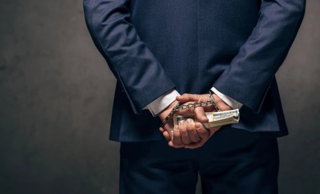 Выдавал себя за бизнесмена из Дубая: мошенник лично встречался с жертвами и выманил миллионы