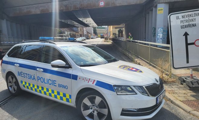 Голая женщина в центре Брно пыталась искусать полицейского