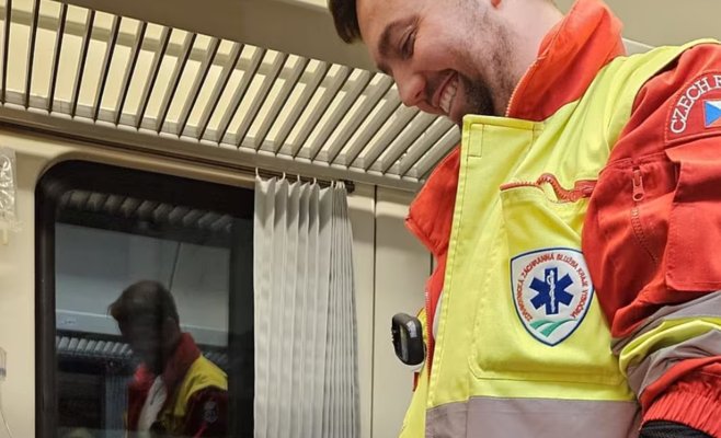 Драма в экспрессе: скорая не смогла проехать к пациенту, и врачам пришлось спасать его прямо на ходу поезда