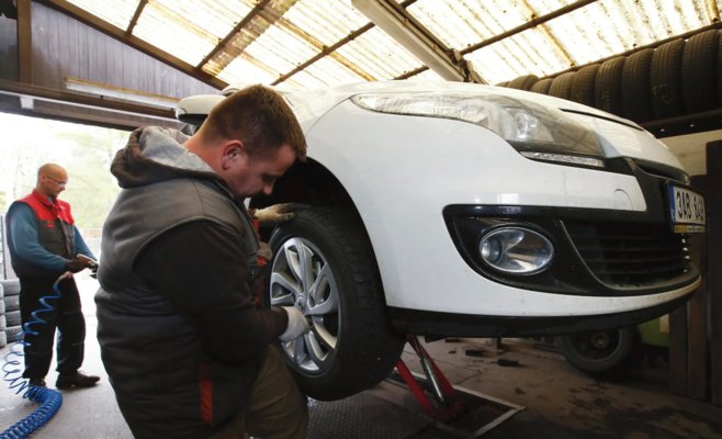 Пришло время переобувать автомобили: автосервисы заполнены, а цены немного выросли