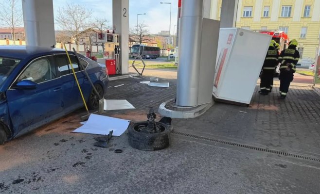 В Праге автомобиль протаранил автозаправочную станцию