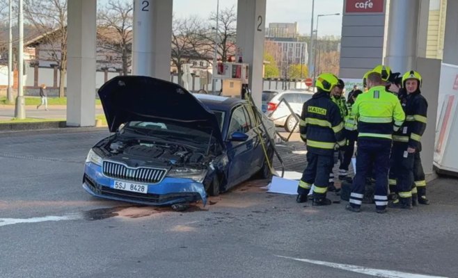 В Праге автомобиль протаранил автозаправочную станцию