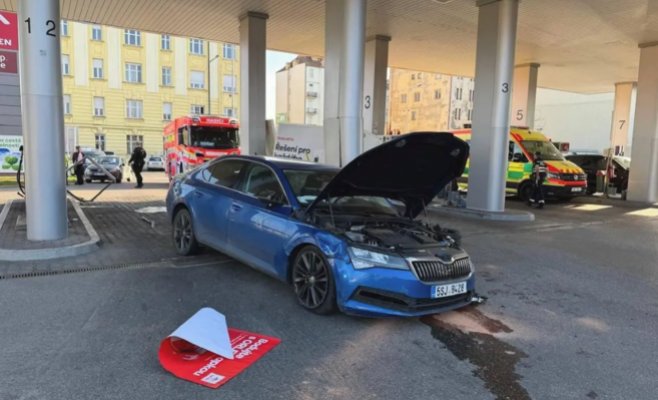В Праге автомобиль протаранил автозаправочную станцию