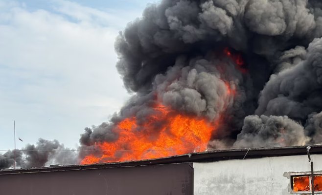 Дым над Жижковом: в Праге горит общежитие, жителей спасают по лестницам
