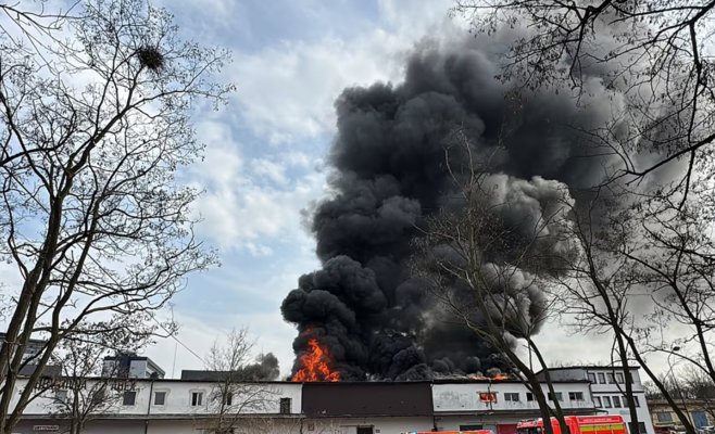 Дым над Жижковом: в Праге горит общежитие, жителей спасают по лестницам