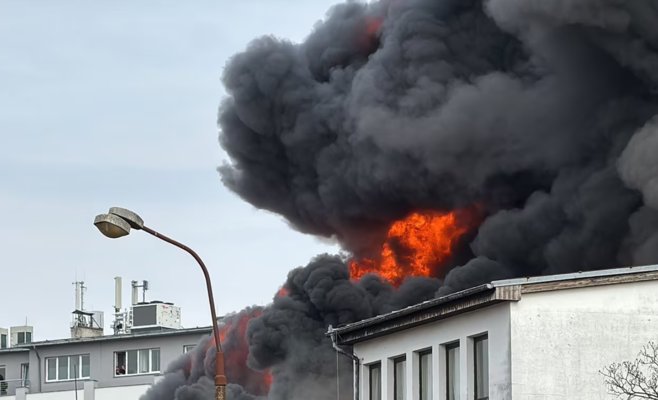 Дым над Жижковом: в Праге горит общежитие, жителей спасают по лестницам