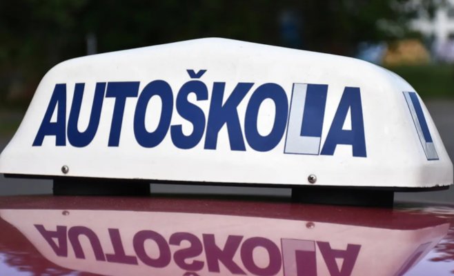 Инструктор автошколы набросился на руль, чтобы сбить бывшую девушку на пешеходном переходе