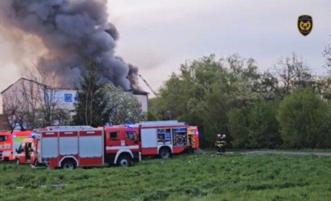 В Брно горит завод по производству пластмасс. Пожарные предупреждают: не проветривать помещения