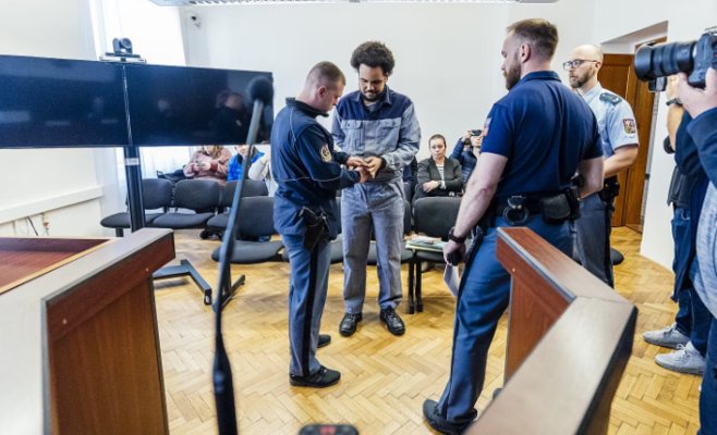 Суд по новому делу Доминика Фери продолжается: обвинение утверждает, что он снял презерватив без согласия партнерши