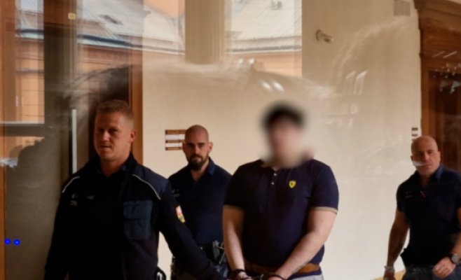 Семнадцатилетний подросток в Брно пытался поджечь синагогу и убить бездомного. Суд приговорил его к девяти годам