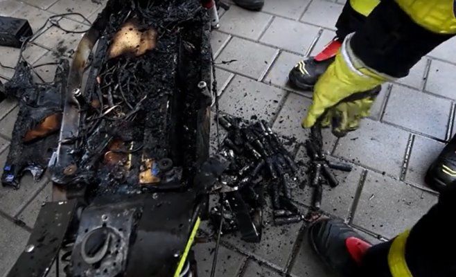 Послушайте аккумулятор: если он шипит или потрескивает, это уже тревожный сигнал