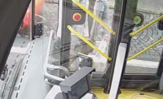 От злости разбил двери автобуса. Полиция ищет мужчину с видео