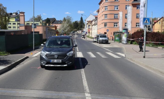 В Карловых Варах пожилой водитель сбил на пешеходном переходе женщину и девочку