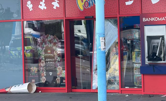 Дерзкое ограбление в Праге: преступники взорвали банкомат, в поисках участвует вертолет