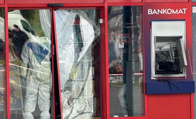 Дерзкое ограбление в Праге: преступники взорвали банкомат, в поисках участвует вертолет