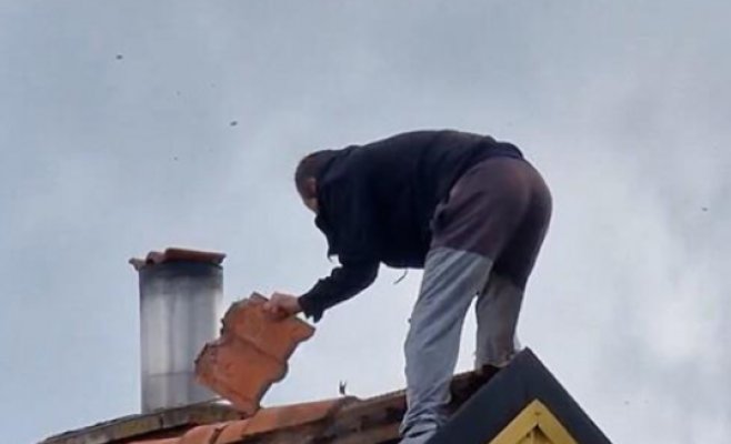 Драма под Брно: агрессивный мужчина залез на крышу и забросал спасателей черепицей