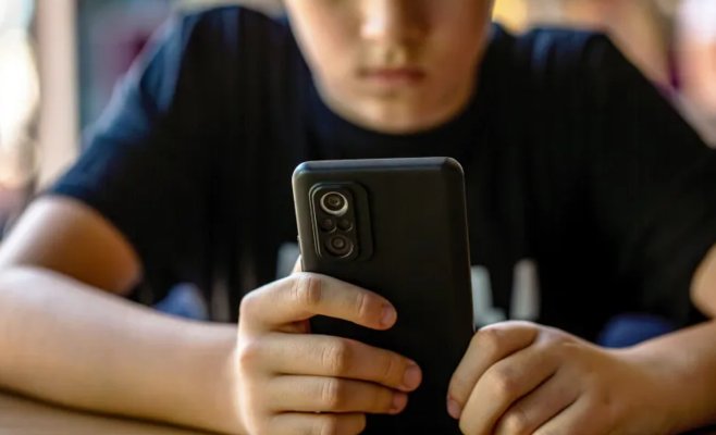 Две пятых детей младше шести лет проводят с телефоном больше часа в день