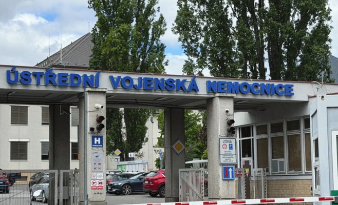 Полиция проводит обыски в Центральном военном госпитале Праги: задержано 11 человек