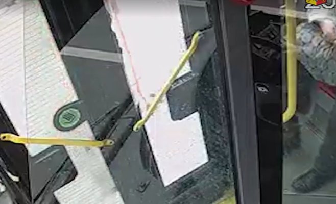 Выместил злость на уезжающем автобусе: в Праге пассажир одним ударом разбил стеклянную дверь