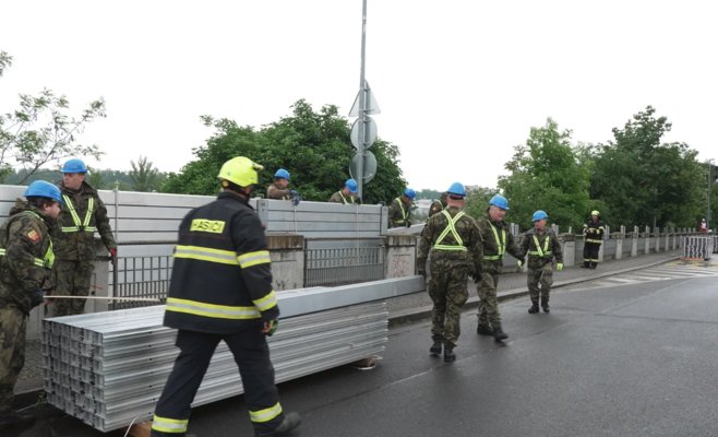 Прага тренируется: во время учений по защите от наводнений часть Штваницкого моста отказалась подниматься