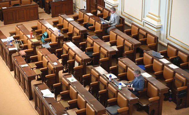 Компенсации депутатам обошлись на 100 миллионов крон дороже их зарплат. В этом году выплаты снова выросли