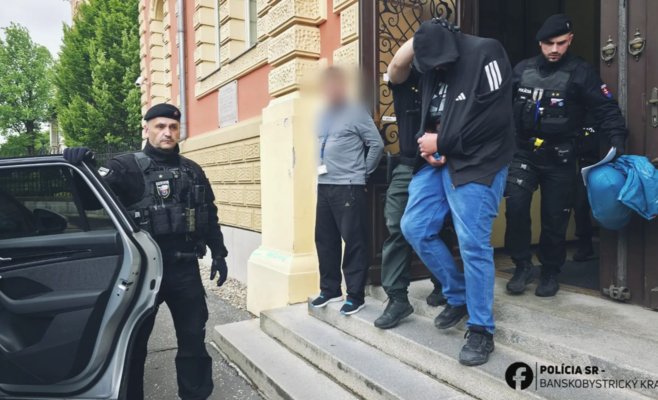 В Словакии мужчина познакомился с женщиной в интернете, заковал её в цепи и почти неделю возил в багажнике