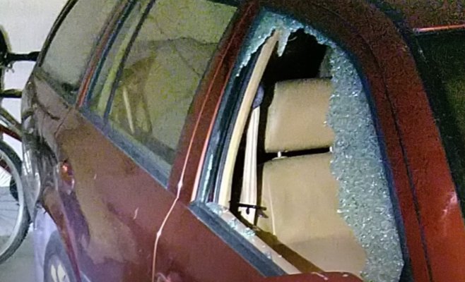 Под действием метамфетамина мужчина разбил стекла у двух автомобилей в гараже. Его задержали городские стражи порядка