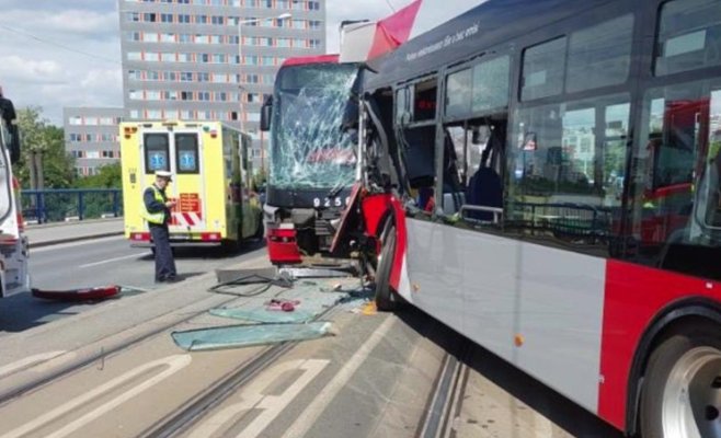 В Праге столкнулись трамвай и автобус: пострадали 18 человек, двое тяжело