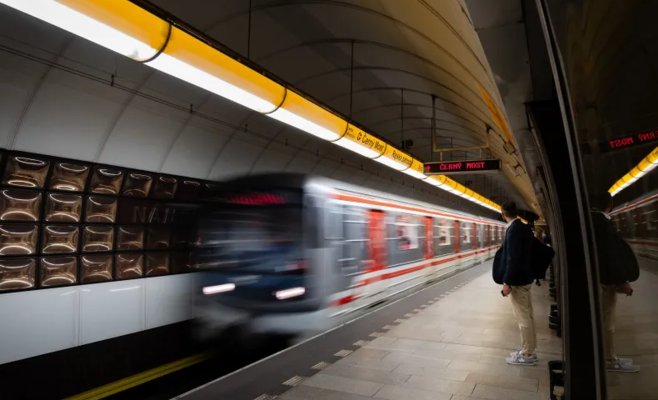 Пассажиры пражского метро спасли женщину, упавшую между вагонами